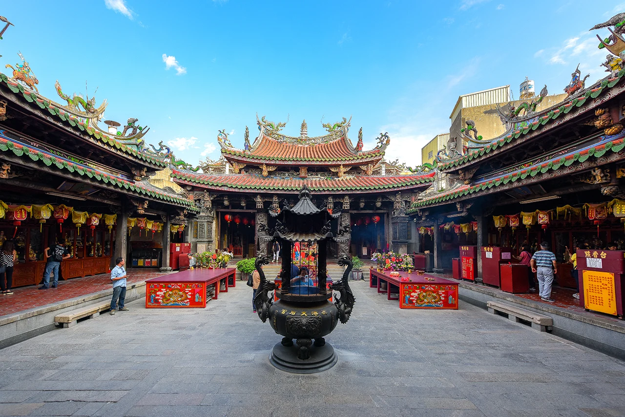 鹿港天后宮明亮的中庭、香爐與正殿屋脊
