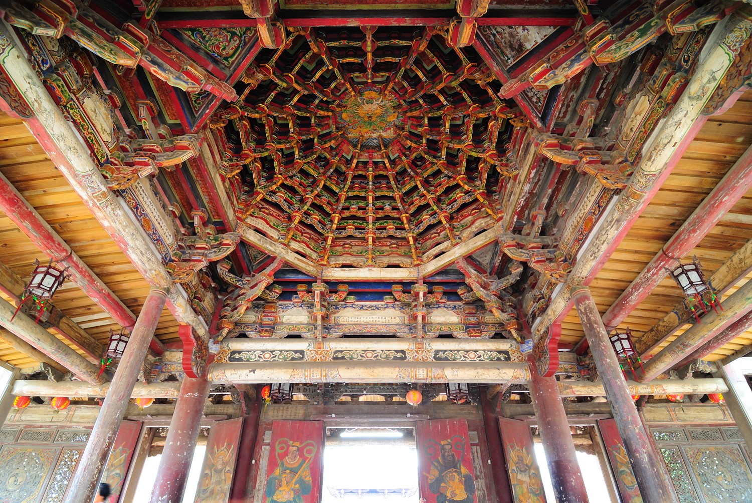 鹿港龍山寺的藻井、木構與彩繪，2009 年攝影